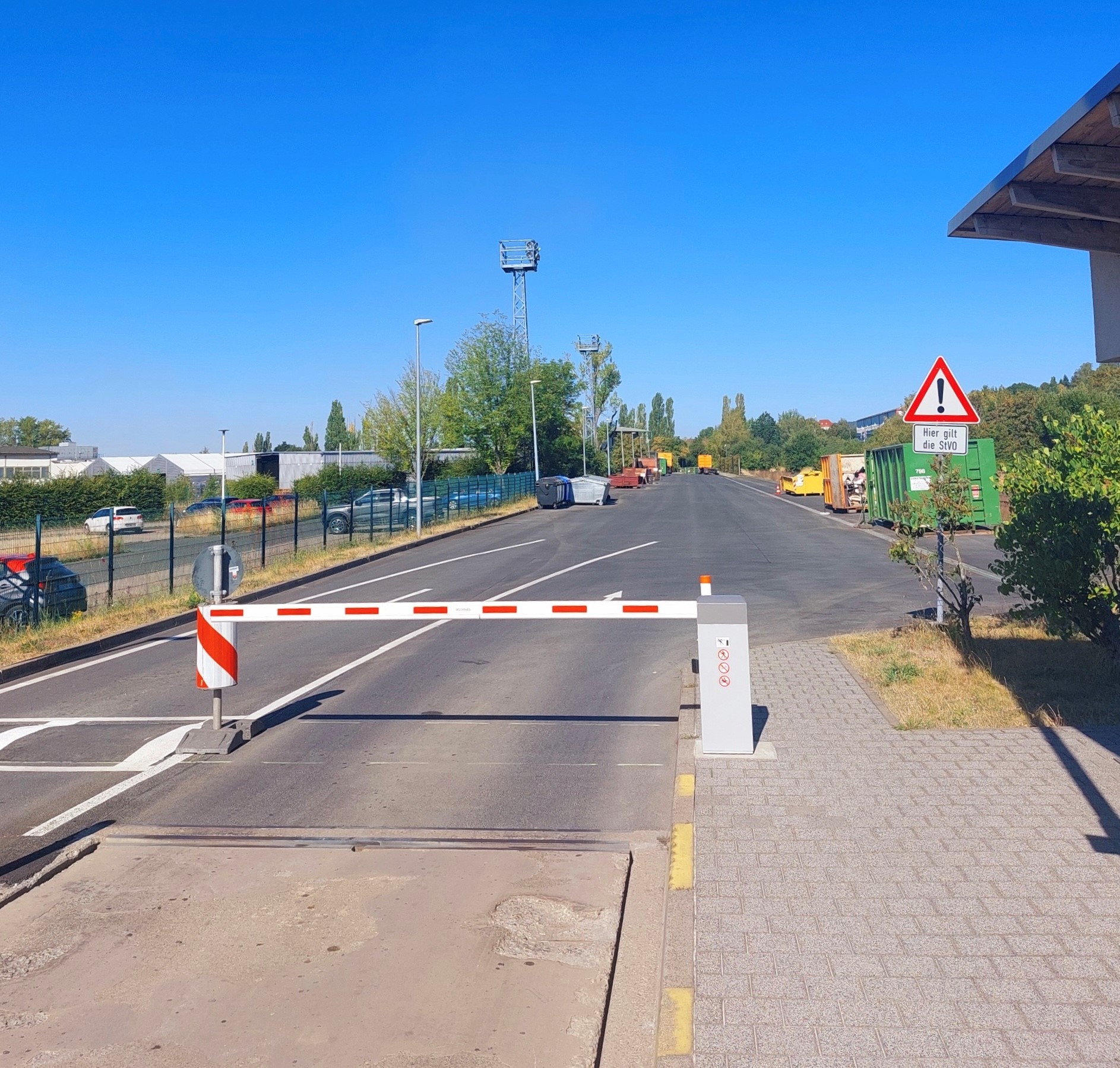Die neue Schrankenanlage der sanierten Müllumladestation Sonneberg