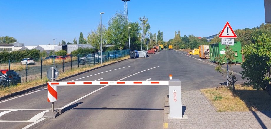 Die neue Schrankenanlage der sanierten Müllumladestation Sonneberg