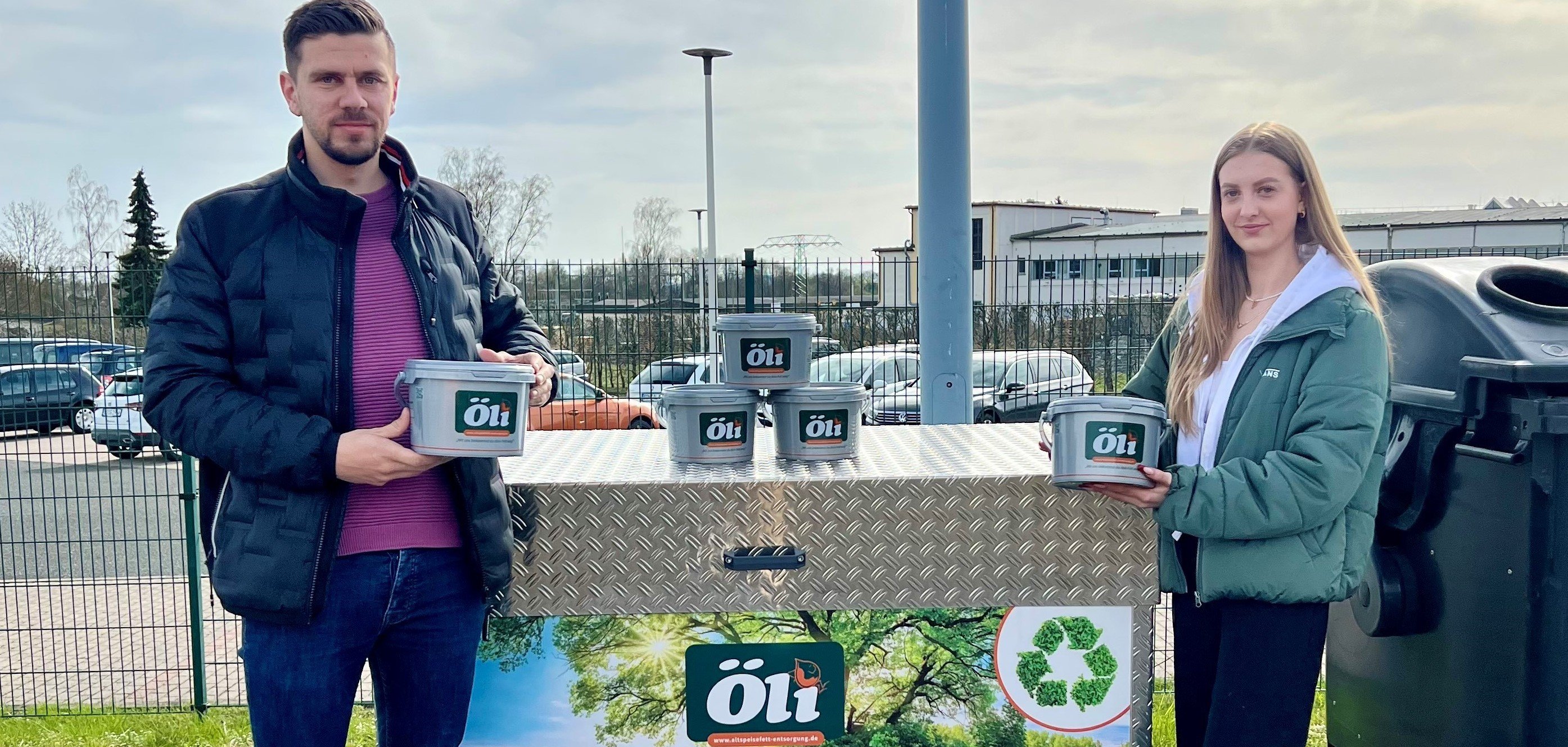 Mitarbeiter des Amts für Abfallwirtschaft präsentieren das Öl-Sammelsystem auf der Müllumladestation.