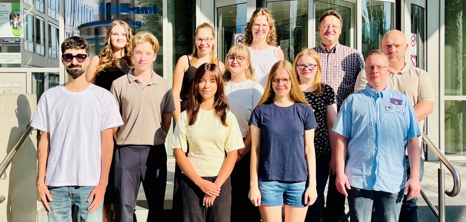Gruppenfoto der neuen Nachwuchskräfte des Landkreises Sonneberg mit dem Landrat und den Ausbildungsverantwortlichen – Personen von links nach rechts: Ahmet Sen (Azubi Kaufmann für Digitalisierungsmanagement), Emily Sperschneider (hinten, Jugend- und Auszubildendenvertretung), Nick von Ende (Azubi Fachinformatiker für Systemintegration), Alisa Schele (hinten, Ausbildungsleiterin Soziale Arbeit), Sina Wagner (Beamtenanwärterin), Christin Beck (Azubi Verwaltungsfachangestellte), Josefine Weidenhammer (Ausbildungsleiterin), Sophie-Mercedes Bischoff (Beamtenanwärterin), Lara Jakob (duale Studentin Verwaltungsinformatik), Landrat Robert Sesselmann, Paul Landers (Azubi Verwaltungsfachangestellter), David Barth (Azubi Verwaltungsfachangestellter)