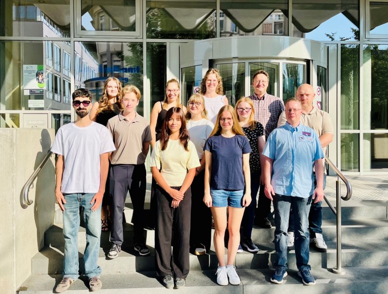 Gruppenfoto der neuen Nachwuchskräfte des Landkreises Sonneberg mit dem Landrat und den Ausbildungsverantwortlichen – Personen von links nach rechts: Ahmet Sen (Azubi Kaufmann für Digitalisierungsmanagement), Emily Sperschneider (hinten, Jugend- und Auszubildendenvertretung), Nick von Ende (Azubi Fachinformatiker für Systemintegration), Alisa Schele (hinten, Ausbildungsleiterin Soziale Arbeit), Sina Wagner (Beamtenanwärterin), Christin Beck (Azubi Verwaltungsfachangestellte), Josefine Weidenhammer (Ausbildungsleiterin), Sophie-Mercedes Bischoff (Beamtenanwärterin), Lara Jakob (duale Studentin Verwaltungsinformatik), Landrat Robert Sesselmann, Paul Landers (Azubi Verwaltungsfachangestellter), David Barth (Azubi Verwaltungsfachangestellter) Gruppenfoto der neuen Nachwuchskräfte des Landkreises Sonneberg mit dem Landrat und den Ausbildungsverantwortlichen – Personen von links nach rechts: Ahmet Sen (Azubi Kaufmann für Digitalisierungsmanagement), Emily Sperschneider (hinten, Jugend- und Auszubildendenvertretung), Nick von Ende (Azubi Fachinformatiker für Systemintegration), Alisa Schele (hinten, Ausbildungsleiterin Soziale Arbeit), Sina Wagner (Beamtenanwärterin), Christin Beck (Azubi Verwaltungsfachangestellte), Josefine Weidenhammer (Ausbildungsleiterin), Sophie-Mercedes Bischoff (Beamtenanwärterin), Lara Jakob (duale Studentin Verwaltungsinformatik), Landrat Robert Sesselmann, Paul Landers (Azubi Verwaltungsfachangestellter), David Barth (Azubi Verwaltungsfachangestellter)