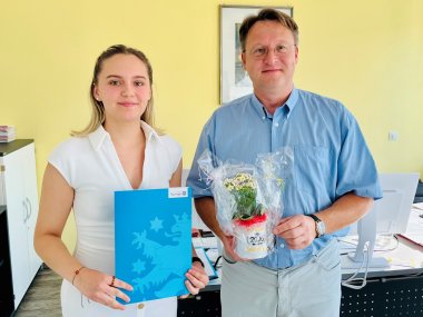 Die ausgelernte und übernommene Verwaltungsfachangestellte Mia Meusel mit Landrat Robert Sesselmann Die ausgelernte und übernommene Verwaltungsfachangestellte Mia Meusel mit Landrat Robert Sesselmann