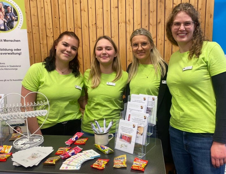 Den Messestand betreuten (v.l.n.r.) Celine Schilling (Duale Studentin im Bachelor-Studiengang Soziale Arbeit), Mia Meusel (Auszubildende zur Verwaltungsfachangestellten), Carolin Engelbrecht (Ausbildungsleiterin für den Bachelor-Studiengang Soziale Arbeit) und Josefine Weidenhammer (Ausbildungsleiterin für die Ausbildung der Beamten).