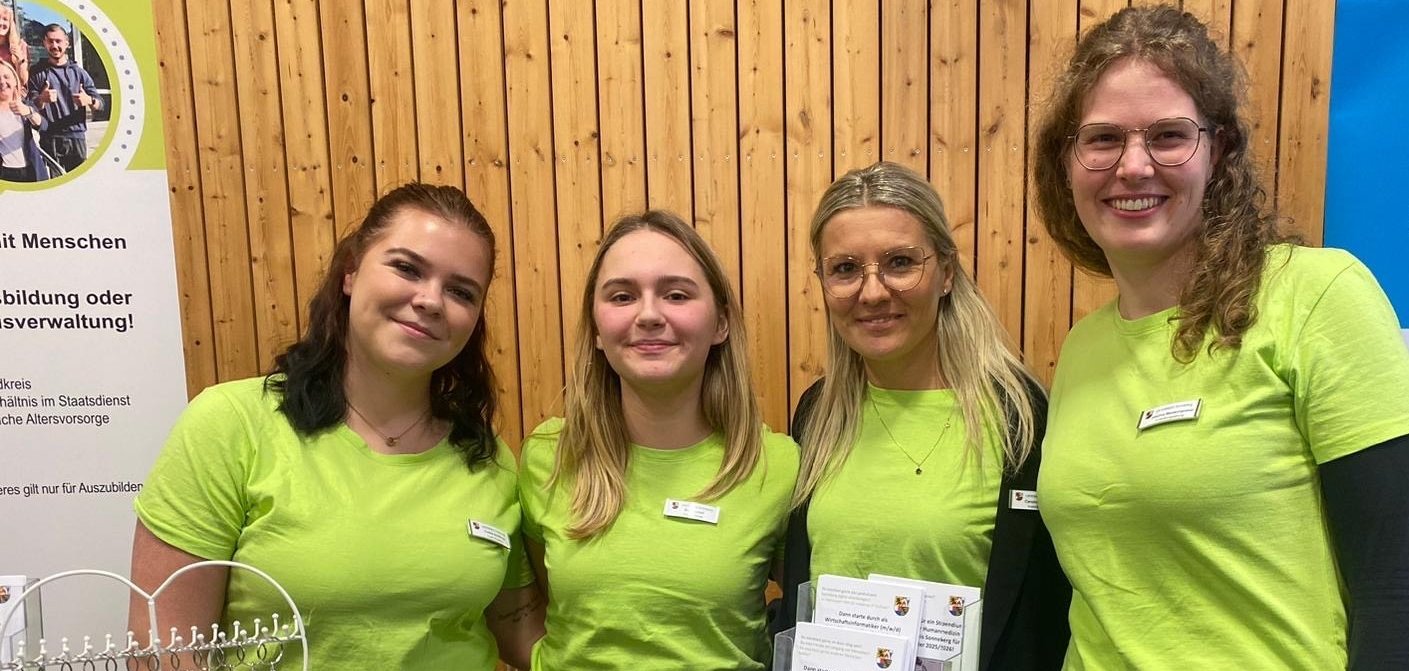 Den Messestand betreuten (v.l.n.r.) Celine Schilling (Duale Studentin im Bachelor-Studiengang Soziale Arbeit), Mia Meusel (Auszubildende zur Verwaltungsfachangestellten), Carolin Engelbrecht (Ausbildungsleiterin für den Bachelor-Studiengang Soziale Arbeit) und Josefine Weidenhammer (Ausbildungsleiterin für die Ausbildung der Beamten).