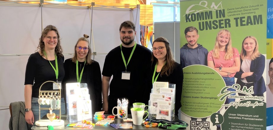 Stand-Team um Josefine Weidenhammer (Ausbildungsleiterin für die Ausbildung der Beamten), Doreen Kin (Ausbildungsleiterin für die Ausbildung der Verwaltungsfachangestellten), Alisa Schele (Ausbildungsleiterin für den Bachelor-Studiengang Soziale Arbeit) und Azubi Pascal-Renè Köhler