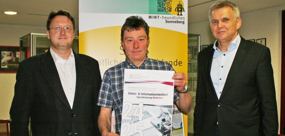 Landrat Robert Sesselmann, SBBS-Leiter Steffen Werner und Sonnebergs Bürgermeister Dr. Heiko Voigt freuen sich über die Etablierung der zukunftsweisenden Fachrichtung an der SBBS.