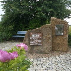 Entlang des Grenzwanderwegs Grünes Band (Iron Curtain Trail) kommt man auch zur Gedenkstätte des geschleiften Dorfes Liebau_LRA SON