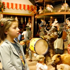 Staunendes Kind vor der Schaugruppe Thüringer Kirmes im Spielzeugmuseum