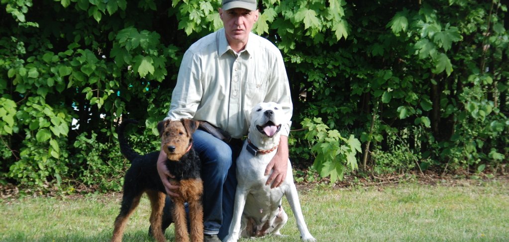 Riccardo Gruber mit seiner zertifizierten Kadaver-Suchhündin „Diva“ (r.) und der in Ausbildung befindlichen Junghündin „Brunihilde vom Auhammer“ (l.)