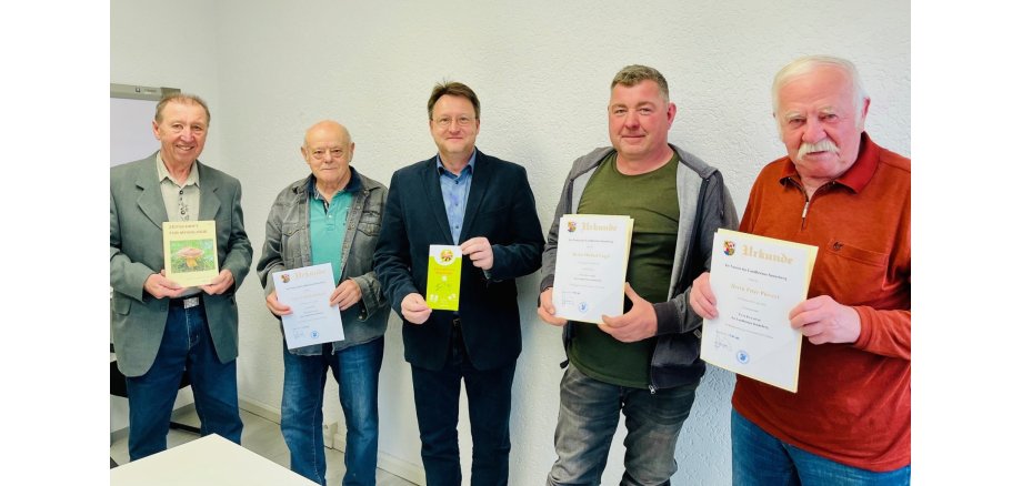 Die Kreis-Pilzberater Klaus Gründonner (l.), Manfred Siegel (2.v.l.), Michael Vogel (2.v.r.) und Peter Püwert (r.) mit Landrat Robert Sesselmann (M.) bei der Übergabe ihrer Berufungsurkunden. Es fehlt Sven Heinz.