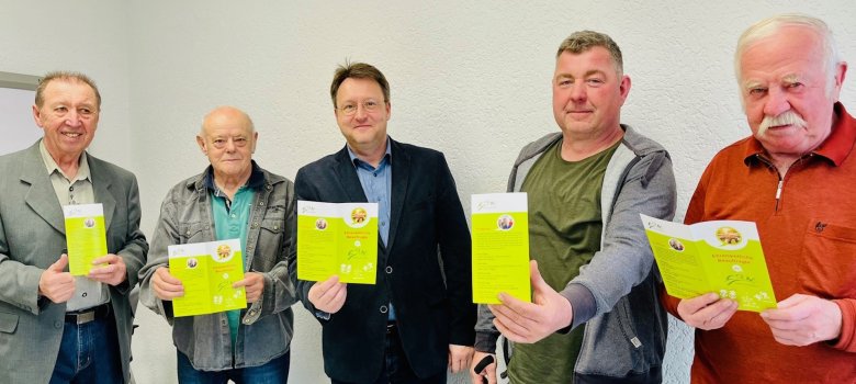 Die Kreis-Pilzberater Klaus Gründonner (l.), Manfred Siegel (2.v.l.), Michael Vogel (2.v.r.) und Peter Püwert (r.) mit Landrat Robert Sesselmann (M.) mit dem neuen Faltblatt der Ehrenamtlichen Beauftragten des Landkreises