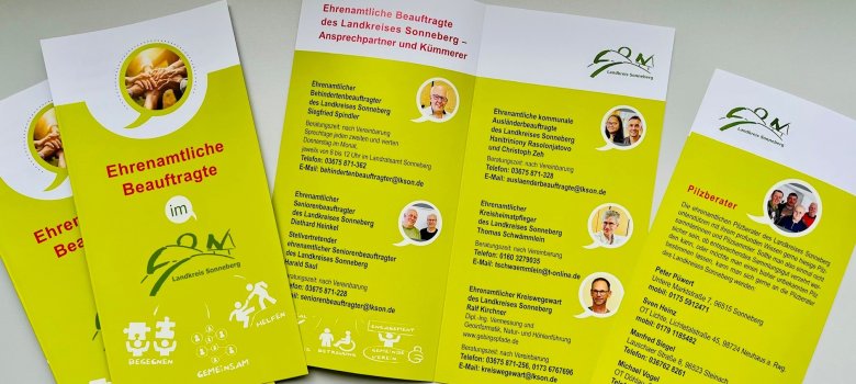 Blick in das neue Faltblatt der Ehrenamtlichen Beauftragten des Landkreises Sonneberg