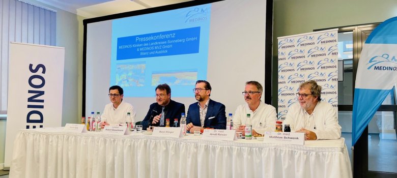 Zur Pressekonferenz informierten ausführlich Renè Klinger (M., Geschäftsführer der MEDINOS Kliniken das Landkreises Sonneberg GmbH), Chefarzt Dr. med. Arndt Reister (2.v.r., Ärztlicher Leiter und Facharzt für Innere Medizin und Gastroenterologie), Chefarzt Dr. med. Matthias Schwenk (r., Facharzt für Chirurgie, Gefäßchirurgie, Endovascular-Chirurg), Chefarzt Dr. med. Martin Götz (l., Facharzt für Orthopädie und Unfallchirurgie) und Landrat Robert Sesselmann (2.v.l.)