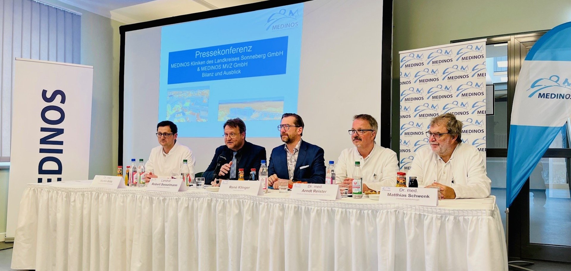Zur Pressekonferenz informierten ausführlich Renè Klinger (M., Geschäftsführer der MEDINOS Kliniken das Landkreises Sonneberg GmbH), Chefarzt Dr. med. Arndt Reister (2.v.r., Ärztlicher Leiter und Facharzt für Innere Medizin und Gastroenterologie), Chefarzt Dr. med. Matthias Schwenk (r., Facharzt für Chirurgie, Gefäßchirurgie, Endovascular-Chirurg), Chefarzt Dr. med. Martin Götz (l., Facharzt für Orthopädie und Unfallchirurgie) und Landrat Robert Sesselmann (2.v.l.)