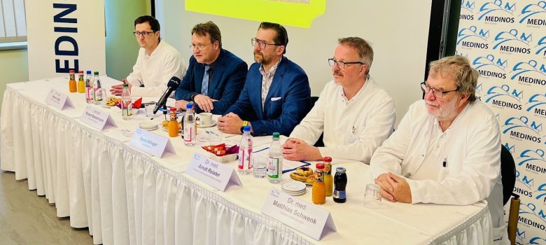Zur Pressekonferenz informierten ausführlich Renè Klinger (M., Geschäftsführer der MEDINOS Kliniken das Landkreises Sonneberg GmbH), Chefarzt Dr. med. Arndt Reister (2.v.r., Ärztlicher Leiter und Facharzt für Innere Medizin und Gastroenterologie), Chefarzt Dr. med. Matthias Schwenk (r., Facharzt für Chirurgie, Gefäßchirurgie, Endovascular-Chirurg), Chefarzt Dr. med. Martin Götz (l., Facharzt für Orthopädie und Unfallchirurgie) und Landrat Robert Sesselmann (2.v.l.)