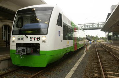 Schienenfahrzeug der SüdThüringenBahn im Bahnhof Sonneberg