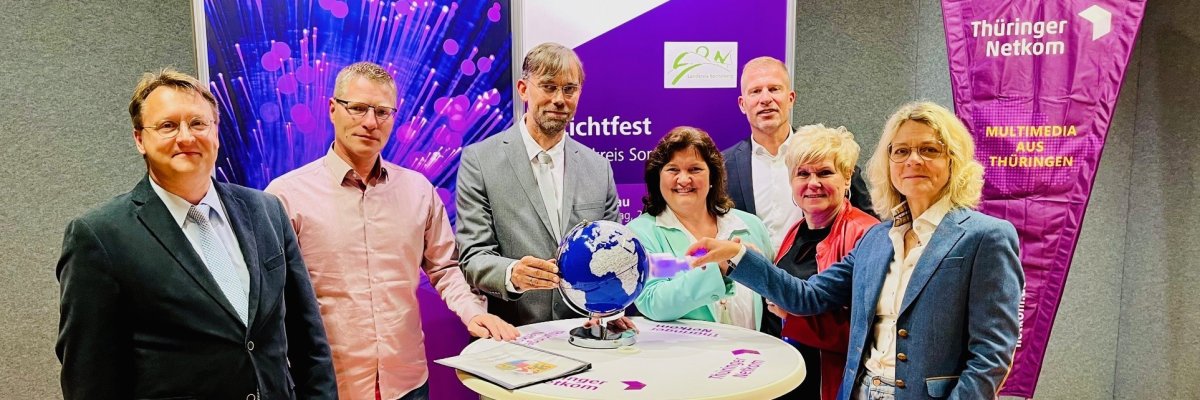 Die symbolische Zuschaltung der ersten Glasfaseranschlüsse zum geförderten Breitbandausbau im Landkreis Sonneberg erfolgte durch (v.r.n.l.): Silke Höhnl (Vertreterin des Bundesfördermittelgebers), Ute Hopf (Bürgermeisterin a.D. der Stadt Schalkau), Hendrik Westendorff (Geschäftsführer Thüringer Netkom), Diana Gertloff (Breitbandpatin des Landratsamtes Sonneberg), Bürgermeister Mark Schwimmer (Stadt Schalkau), Bürgermeister Christian Müller-Deck (Stadt Lauscha), Landrat Robert Sesselmann