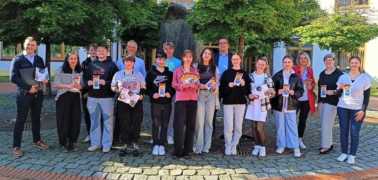 Vertreter der Jugendberufsagentur, Schülerinnen und Schüler der SBBS Sonneberg mit ihrer Fachlehrerin Franziska Laue (2. v. l.) bei der Übergabe des Flyers