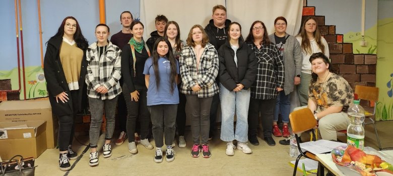Die anwesenden Vertreter des Jugendforums, die (Kreis-)Schülersprecher und die Kreisjugendpflegerin Camilla Kalmbach (4.v.l.)
