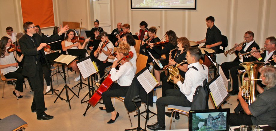 Das Orchester der Musikschule unter Leitung von Aaron Heinrich