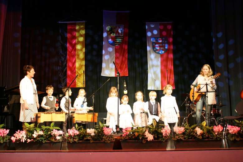 Kinder unserer musikalischen Früherziehung bei einem Auftritt im Gesellschaftshaus. Kinder unserer musikalischen Früherziehung bei einem Auftritt im Gesellschaftshaus.