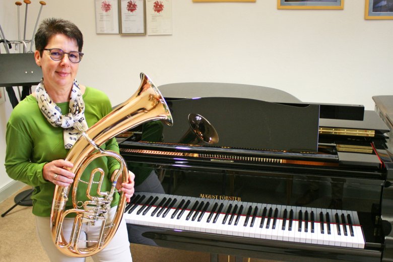 Musikschulleiterin Petra Adelbert mit einem neuen Tenorhorn vor einem neu beschafften Flügel Musikschulleiterin Petra Adelbert mit einem neuen Tenorhorn vor einem neu beschafften Flügel