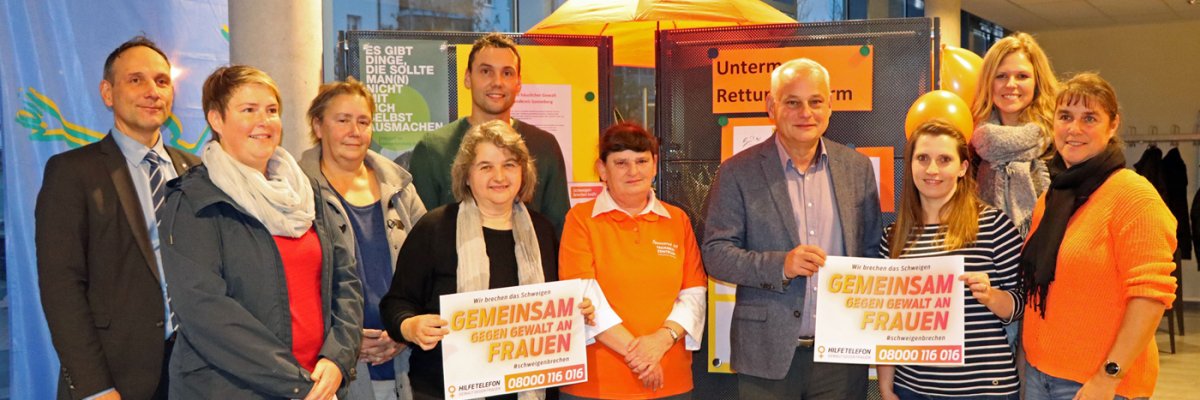Netzwerkpartner des Bündnisses gegen häusliche Gewalt bei einer Aktion zum Orange Day 2022