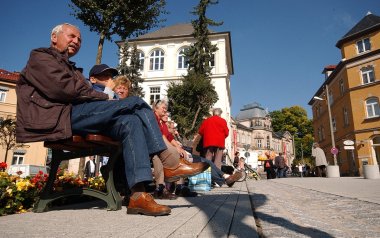 Menschen auf dem Sonneberger Juttaplatz