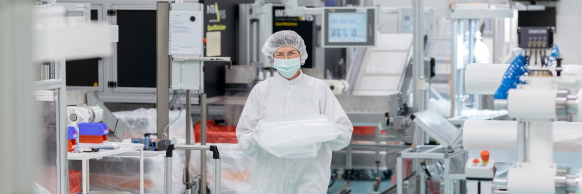 Die Röchling Medical Solutions SE produziert in Neuhaus am Rennweg unter Reinraumbedingungen hochwertige Verpackungen für Medizinprodukte. Die Röchling Medical Solutions SE produziert in Neuhaus am Rennweg unter Reinraumbedingungen hochwertige Verpackungen für Medizinprodukte.