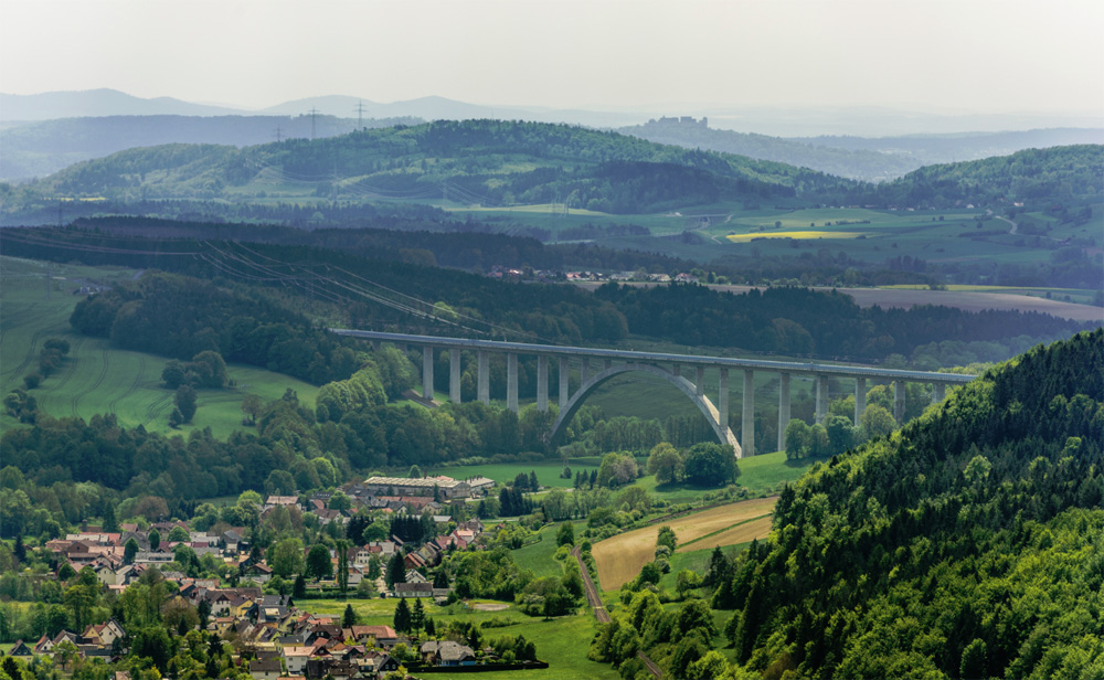 Blick auf Grümpen und die Grümpentalbrücke der ICE-Trasse - im Hintergrund die Veste Coburg
