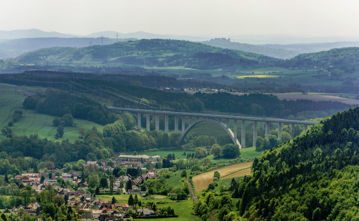 Blick auf Grümpen und die Grümpentalbrücke der ICE-Trasse - im Hintergrund die Veste Coburg