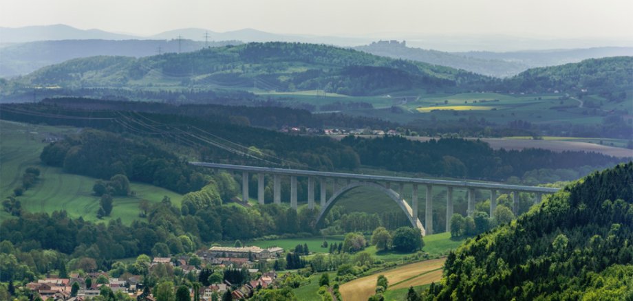 Blick auf Grümpen und die Grümpentalbrücke der ICE-Trasse - im Hintergrund die Veste Coburg