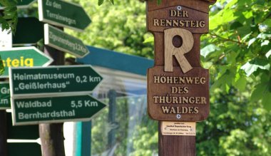 Wegweiser am Rennsteig bei Neuhaus am Rennweg