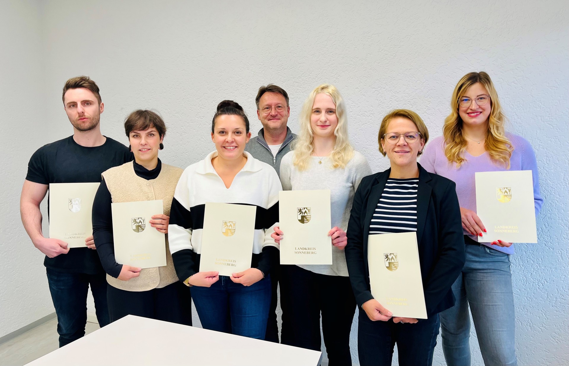 Gruppenfoto mit den Absolventinnen und Absolventen des jüngsten Lehrgangs zum Ausbilderschein, Personen von links nach rechts: Dominic-Christopher Eichhorn, Anna Wittmann, Theresa Meusel, Lea Ehrlicher, Christina Schilling und Melissa Wolf – hier mit Landrat Robert Sesselmann