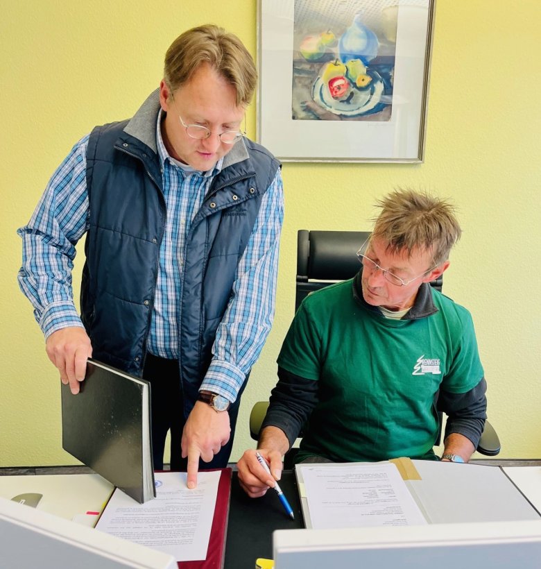 Auf dem Stuhl des Landrates: Bernd Reißmann mit Landrat Robert Sesselmann während des Aktionstages „Schichtwechsel“ im Landratsamt