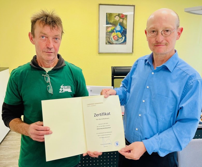 Für seine Teilnahme am Aktionstag erhielt Bernd Reißmann (l.) vom stellvertretenden Landrat Andreas Groß ein Zertifikat.