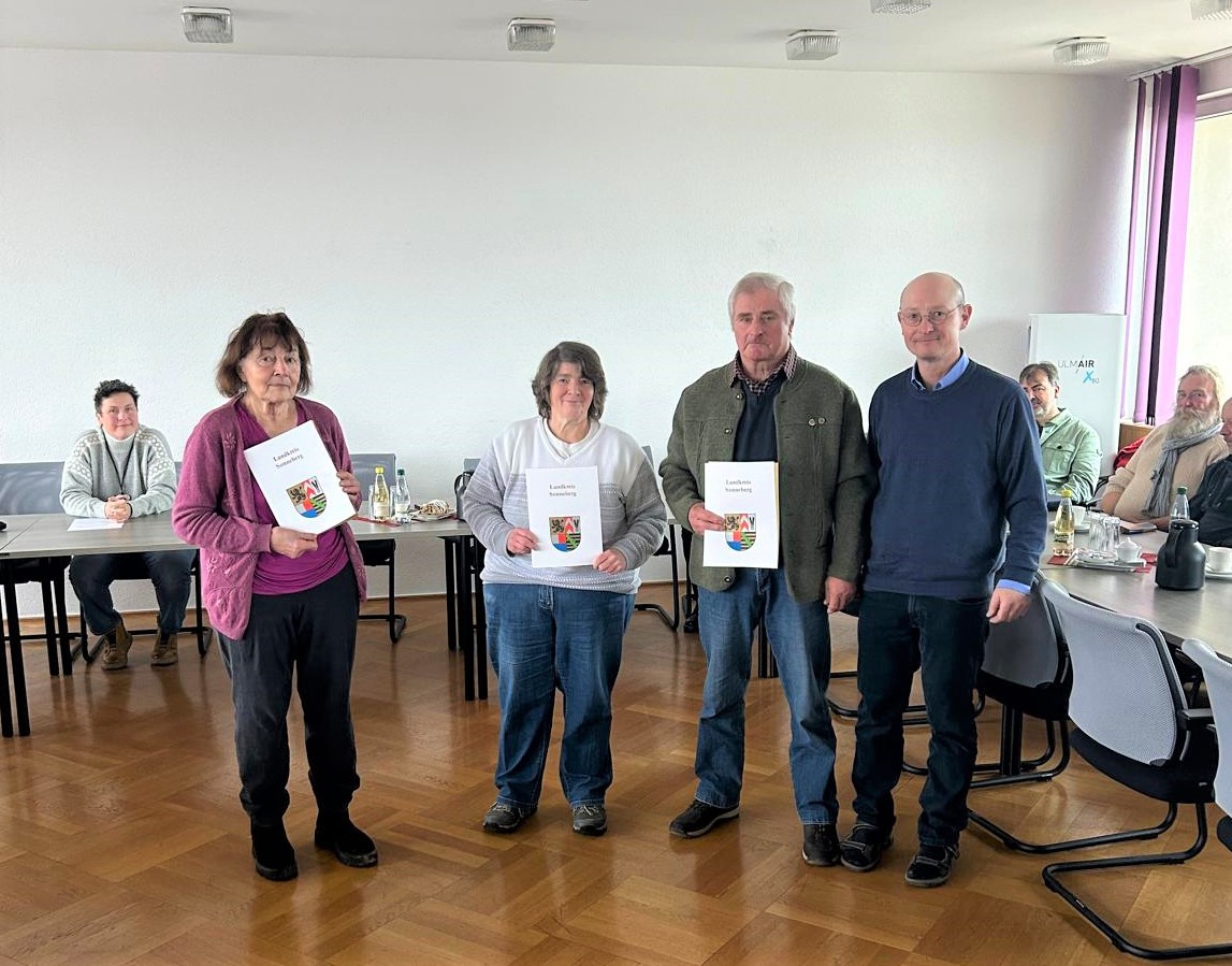 Ehrung von Dagmar Papadopoulos (l.), Franziska Boschert in Vertretung für Ursula Herold (2.v.l.) und Peter Fischer (2.v.r.) durch den stellvertretenden Landrat Andreas Groß