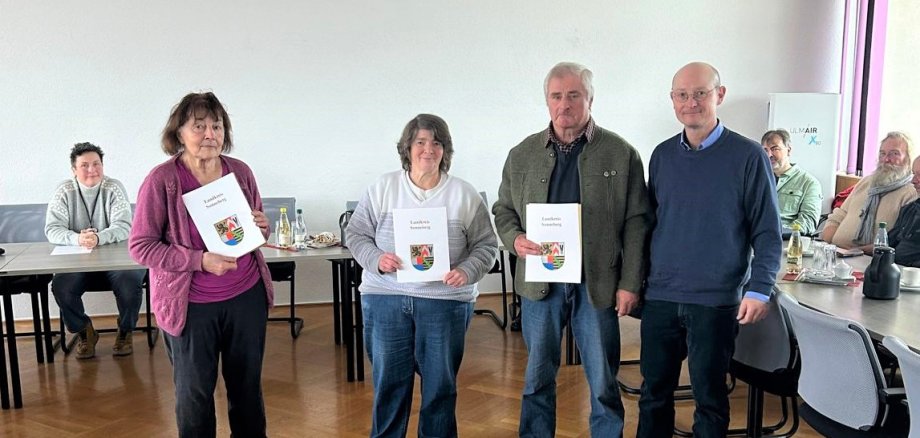 Ehrung von Dagmar Papadopoulos (l.), Franziska Boschert in Vertretung für Ursula Herold (2.v.l.) und Peter Fischer (2.v.r.) durch den stellvertretenden Landrat Andreas Groß