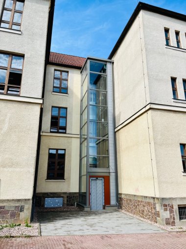 Der Außenaufzug an der Lohauschule Der Außenaufzug an der Lohauschule