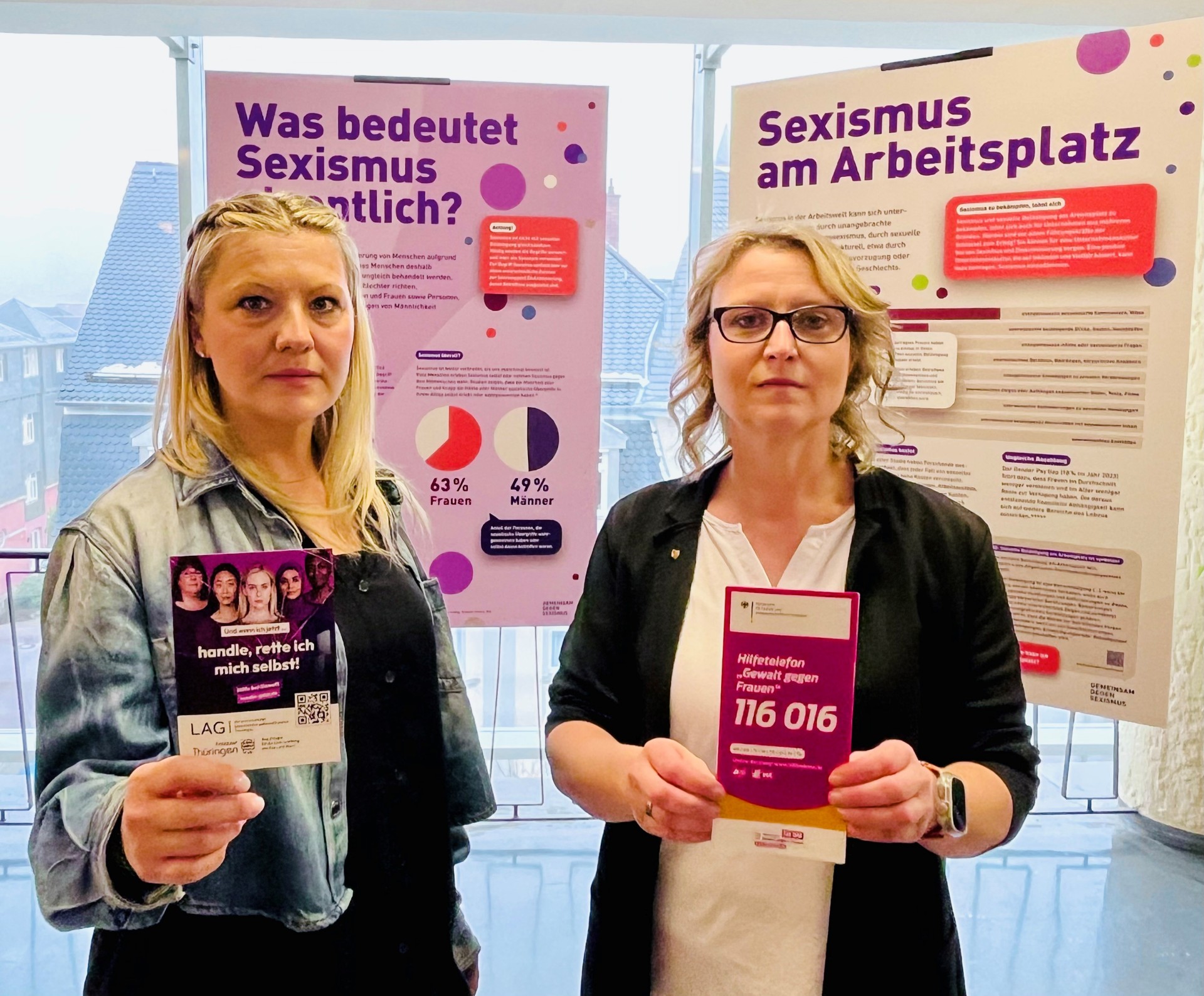 Carolin Engelbrecht (l.) und Ellen Baumann-Straub (r.) vor der Wanderausstellung
