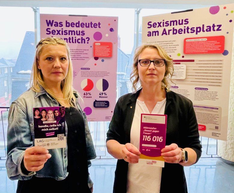 Carolin Engelbrecht (l.) und Ellen Baumann-Straub (r.) vor der Wanderausstellung