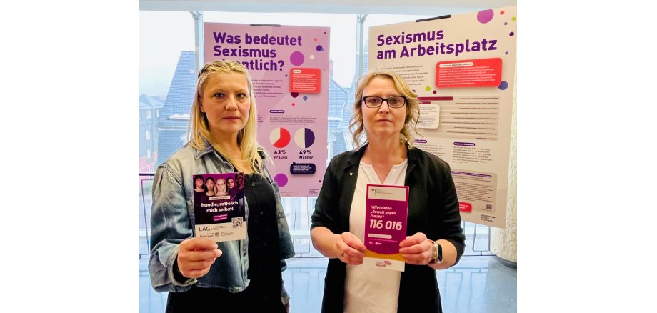 Carolin Engelbrecht (l.) und Ellen Baumann-Straub (r.) vor der Wanderausstellung Carolin Engelbrecht (l.) und Ellen Baumann-Straub (r.) vor der Wanderausstellung