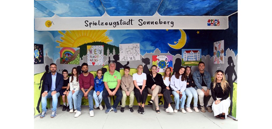 Schüler und Projektpartner in der neu gestalteten Bushaltestelle