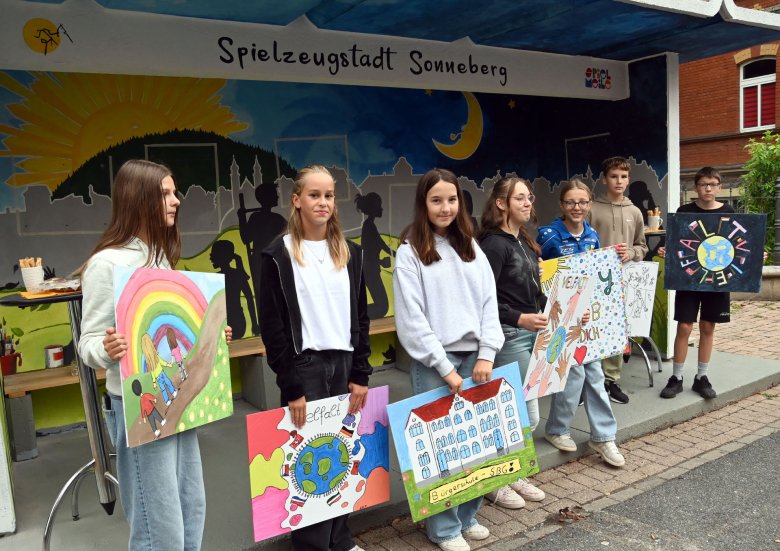 beteiligte Schüler vor der neu gestalteten Bushaltestelle beteiligte Schüler vor der neu gestalteten Bushaltestelle