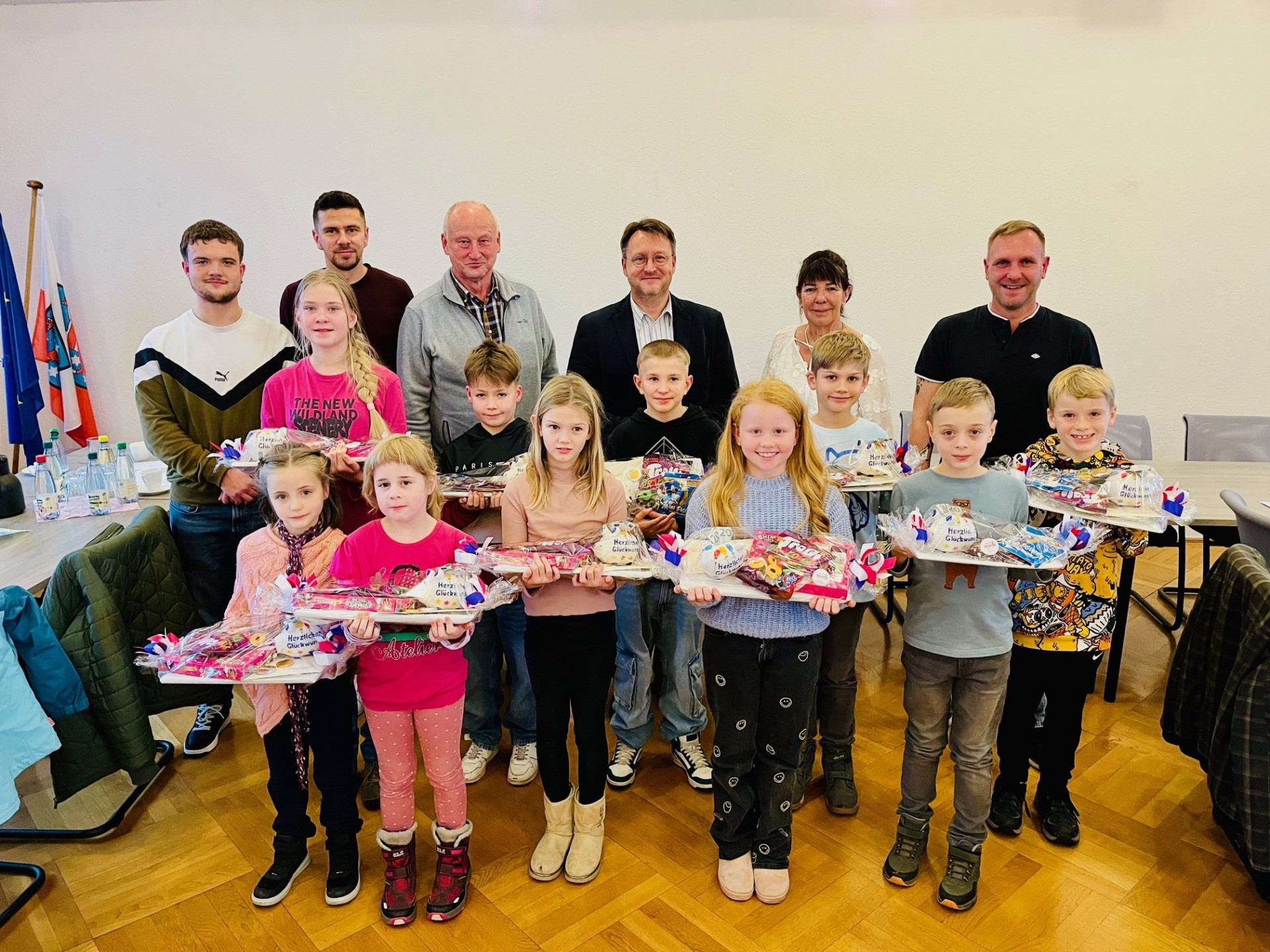 Die Gewinner des Abfallrätsels mit dem Team vom Amt für Abfallwirtschaft und Landrat Robert Sesselmann