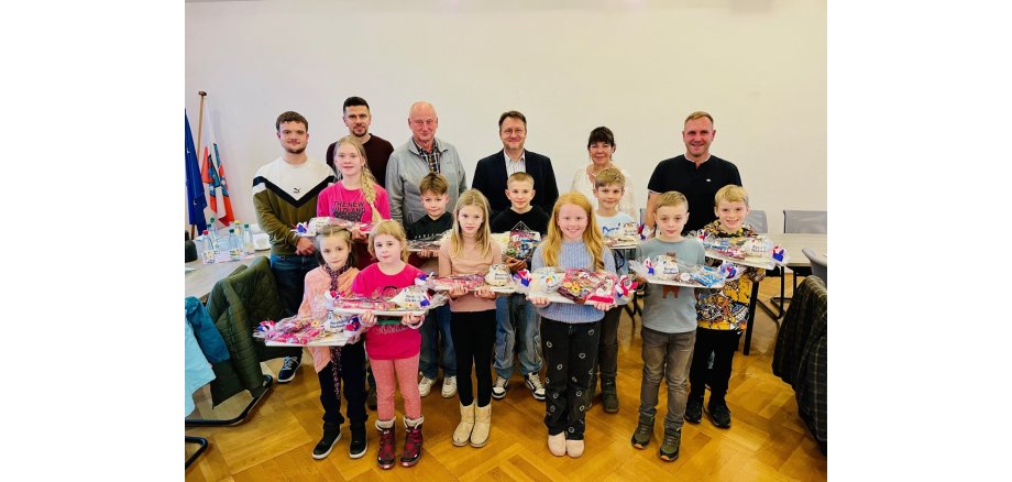 Die Gewinner des Abfallrätsels mit dem Team vom Amt für Abfallwirtschaft und Landrat Robert Sesselmann