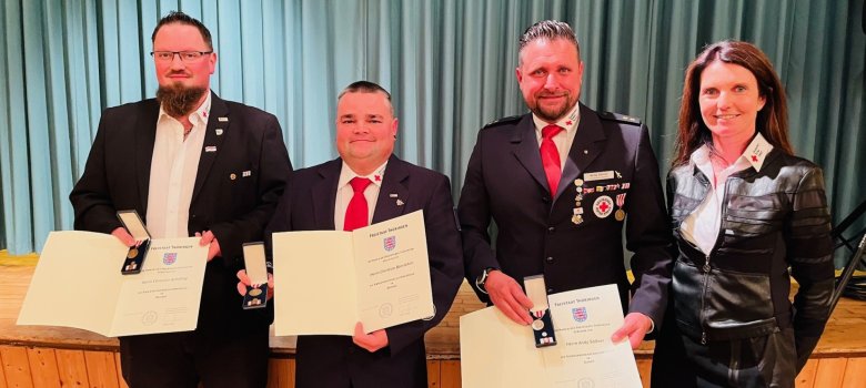 Auszeichnung der anwesenden Kameraden des DRK mit der Katastrophenschutzmedaille. Personen von links nach rechts: Christian Schilling, Christian Börnichen, Andy Söllner mit der Präsidentin des DRK Sonneberger Kreisverband e.V., Antje Rebhan