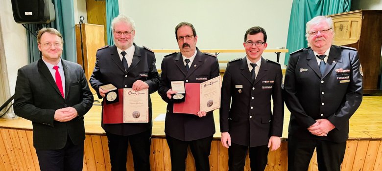 Auszeichnung von Thomas Walter und Harald Bechmann mit der Feuerwehr-Ehrenmedaille. Personen von links nach rechts: Landrat Robert Sesselmann, Thomas Walter, Harald Bechmann, Kreisbrandinspektor Mathias Nüchterlein, Peter Wangemann (Vorsitzender Kreisfeuerwehrverband)