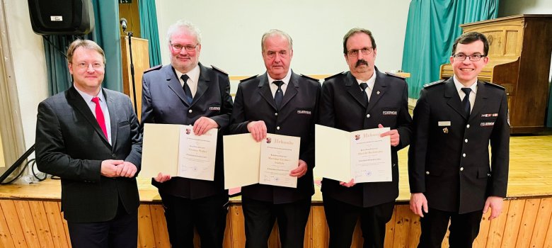 Ernennung von Thomas Walter, Hartmut Greiner-Stöffele und Harald Bechmann zu Ehrenkreisbrandmeistern. Personen von links nach rechts: Landrat Robert Sesselmann, Thomas Walter, Hartmut Greiner-Stöffele, Harald Bechmann, Kreisbrandinspektor Mathias Nüchterlein