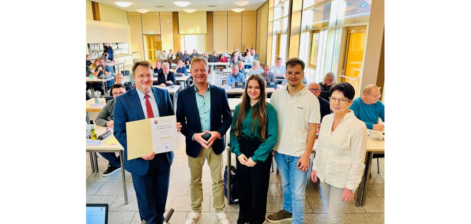 Ehrung der Jazzband der Kreismusikschule mit dem Kulturförderpreis 2025 im Kreistag Sonneberg – Personen von rechts nach links: Petra Adelbert (Leiterin der Kreismusikschule), Jorne Baumann, Kim Biedermann, Hartmut Martin (Leiter der Jazzband), Landrat Robert Sesselmann